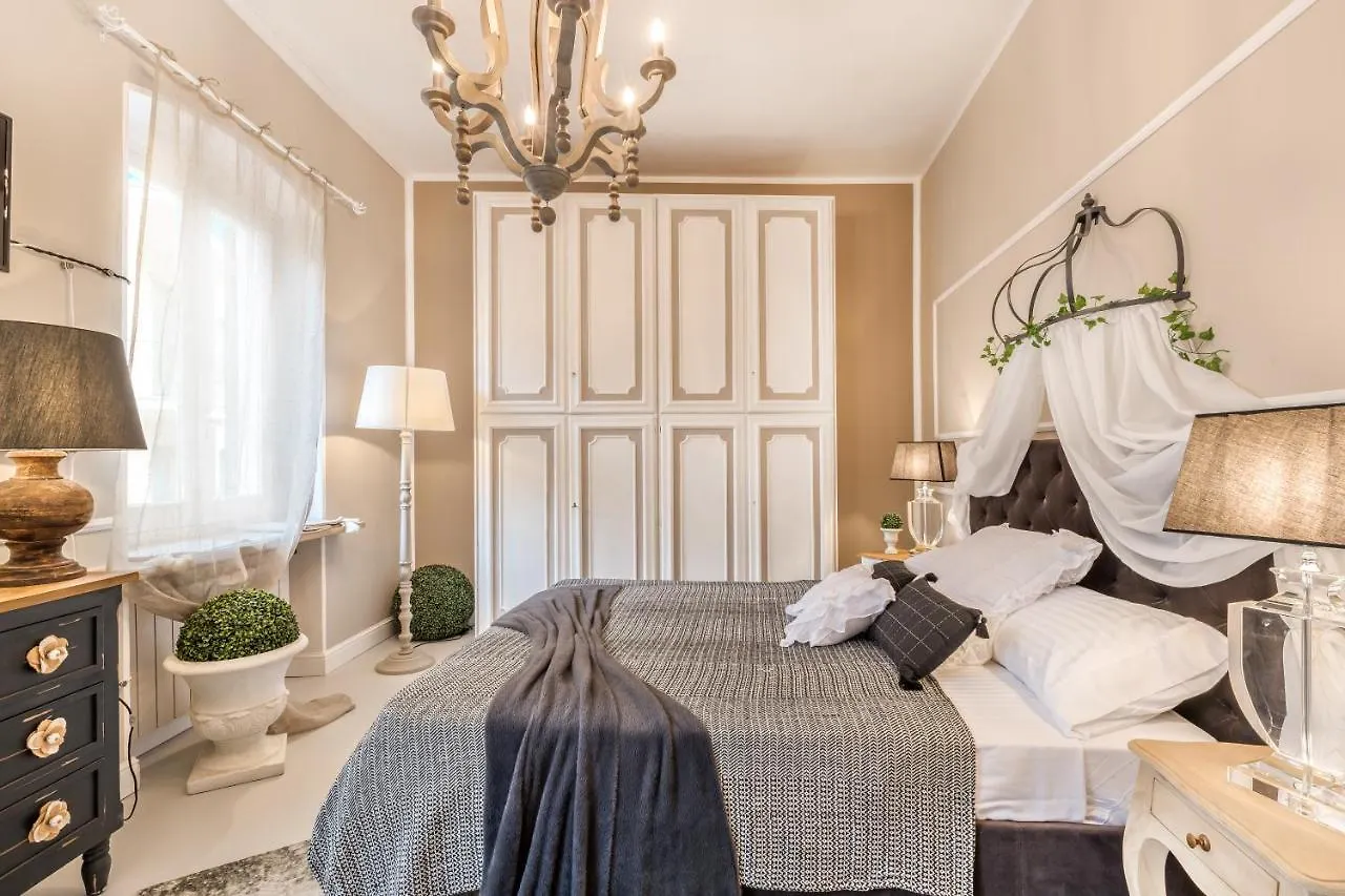 Moulin Rouge Lerici Apartment