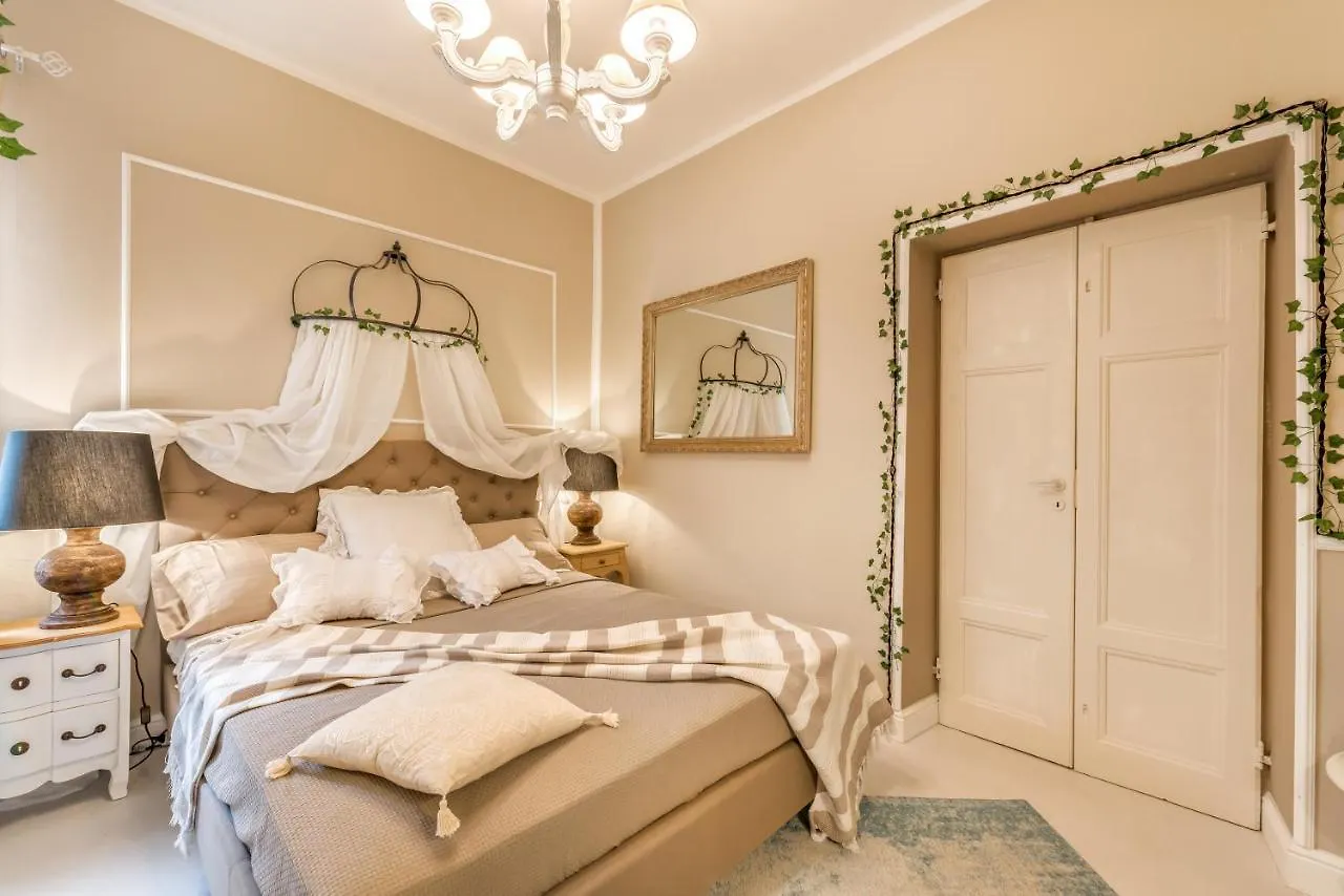 Moulin Rouge Lerici Apartment