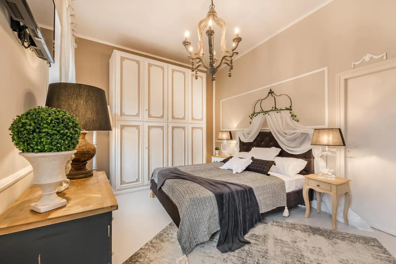 Moulin Rouge Lerici Apartment