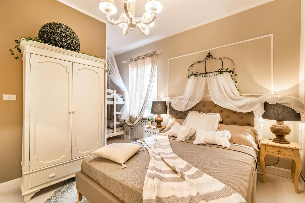 Moulin Rouge Lerici Apartment 0*,
